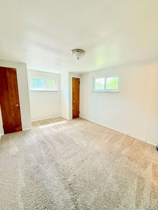 Building Photo - Spacious and beautifully updated 3-bedroom, 2-bath