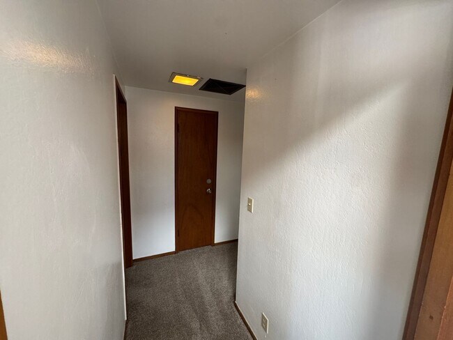 Building Photo - 611 Clubhouse Dr