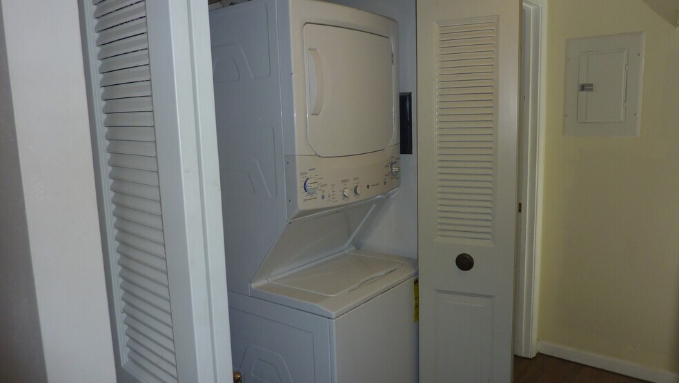 Building Photo - 8875 Flamingo Ct