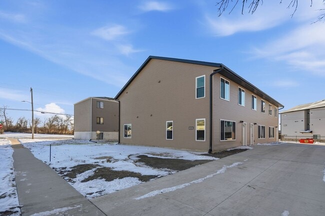 Building Photo - Brand New 3 Bedroom 2 1/2 bath - 2 Level Town House Condo in Hiawatha