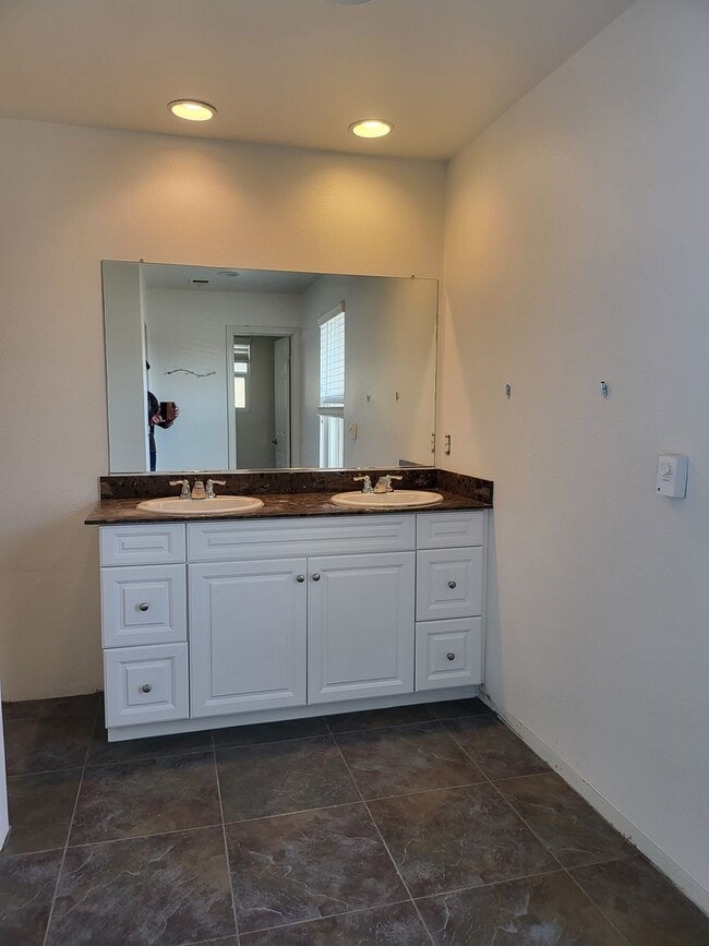 Building Photo - Otay Ranch 3 bedroom 2.5 bath 1917 sqft 2 ...