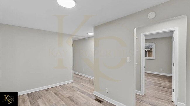 Building Photo - 605 Apple St