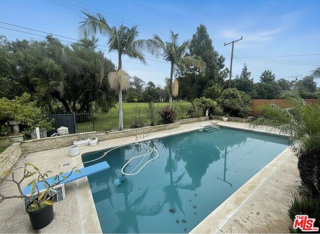 Building Photo - 4368 Fairway Dr