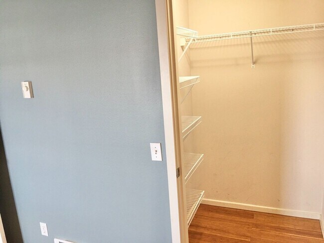 Building Photo - Gorgeous Queen Anne View Condo
