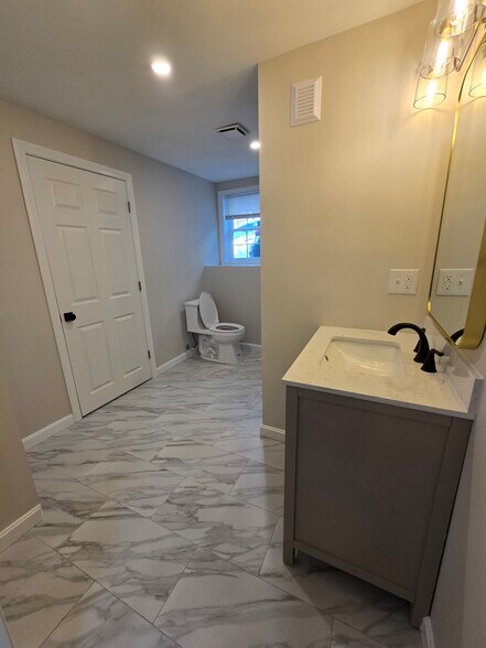 Building Photo - 27 Douglas Ave