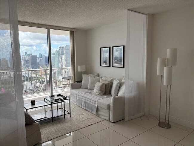 Building Photo - 1750 N Bayshore Dr