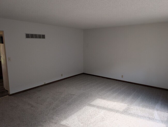 Building Photo - Fully Updated 3 Bedroom 3 Bath Townhouse with 2 Stall Attatched Garage