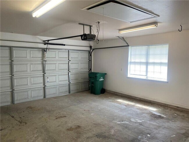 Building Photo - 1373 Fairfield Dr