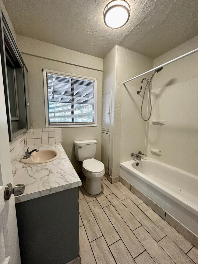 Building Photo - 1120 N Justice Dr