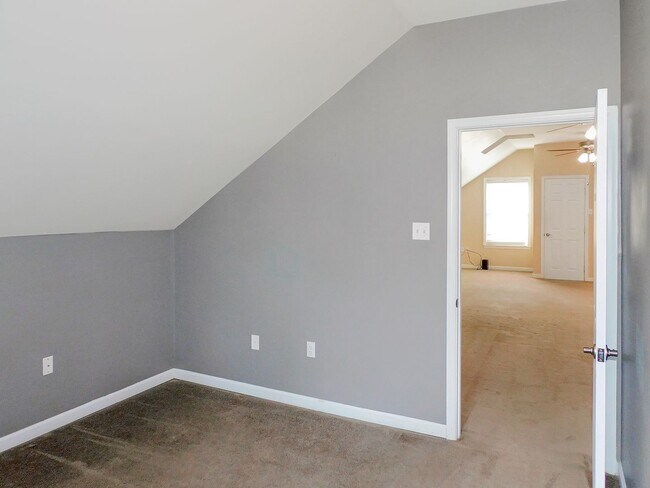 Building Photo - 37006 W Lakeland Dr