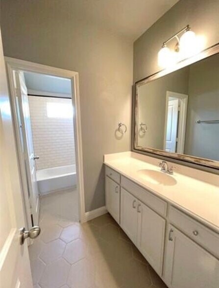 Building Photo - 560 Inwood St