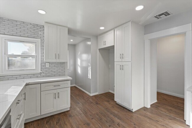 Building Photo - 336 W Hillcrest Blvd