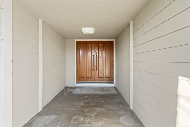 Building Photo - Serene Waterfront Home in Foster City