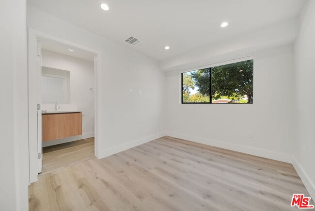 Building Photo - 408 1/2 N Kenmore Ave