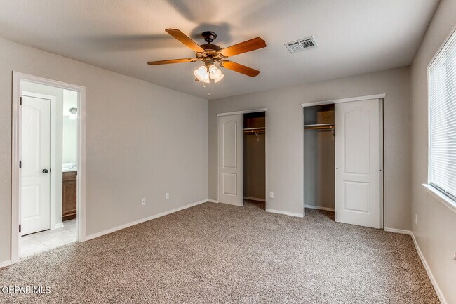 Building Photo - 814 Desert Silver Dr