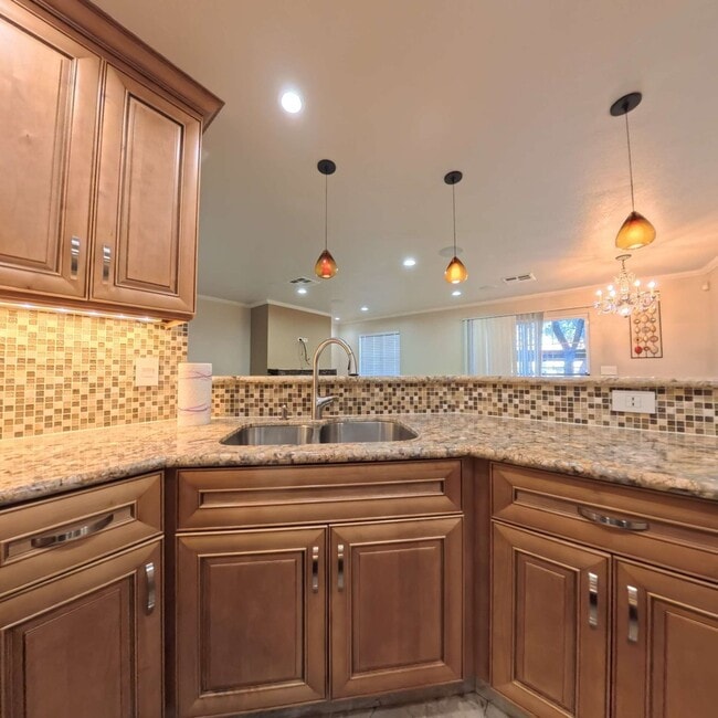 Building Photo - Highly Remodeled, 1st Floor Unit