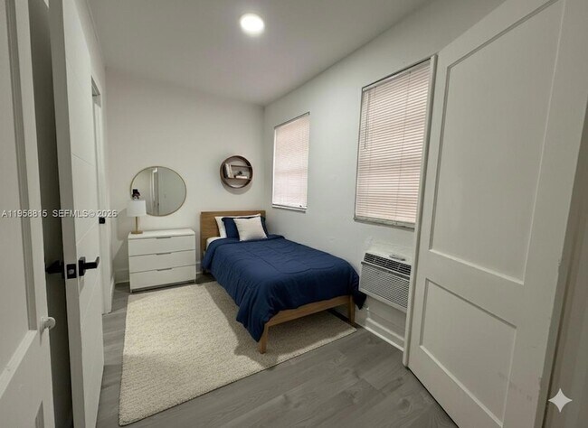 Building Photo - 1560 SW 5th St