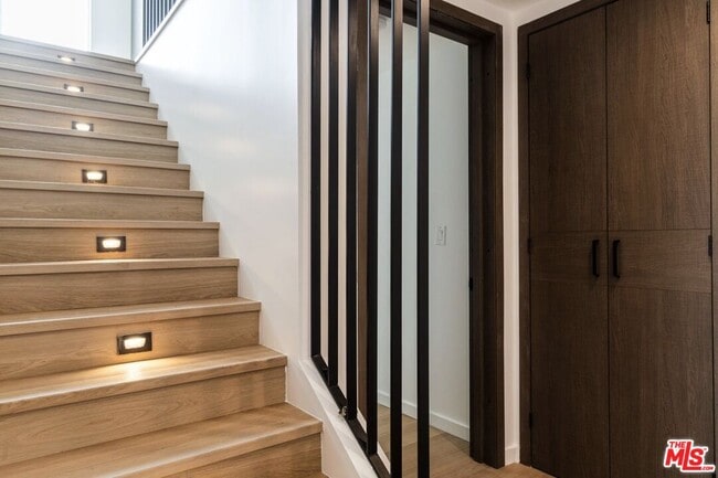 Building Photo - 843 Mariposa Ave