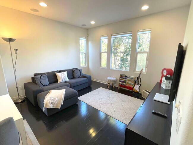 Building Photo - 2110 Cosmo Way