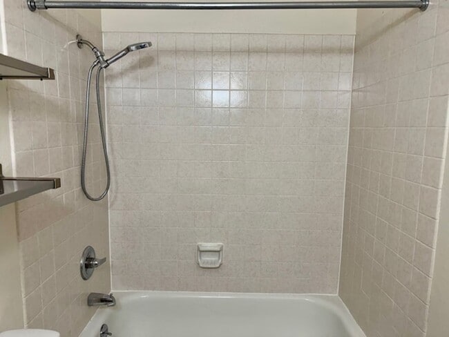 Building Photo - Upper level 2 bedroom 2 bath condo, laundry in unit!