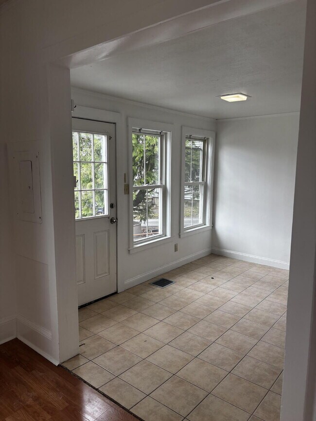 Building Photo - Bright, Updated 2-Bedroom Apartment in a Convenient Bath Location