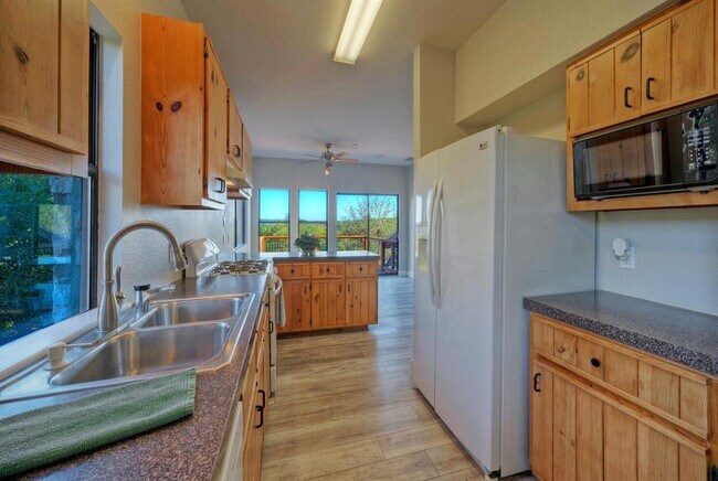 Building Photo - 15501 Rock Creek