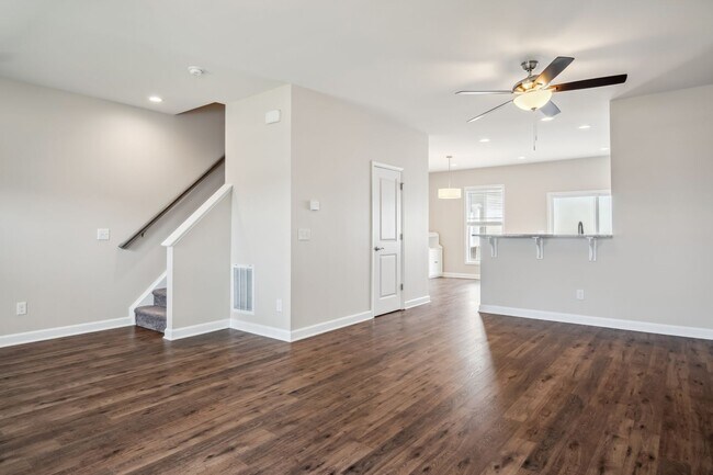Building Photo - 3 bed/ 3 1/2 bath.  Dog Friendly.