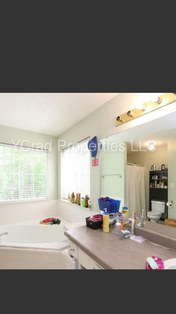 Building Photo - Spacious 4br Home With Finished Basement