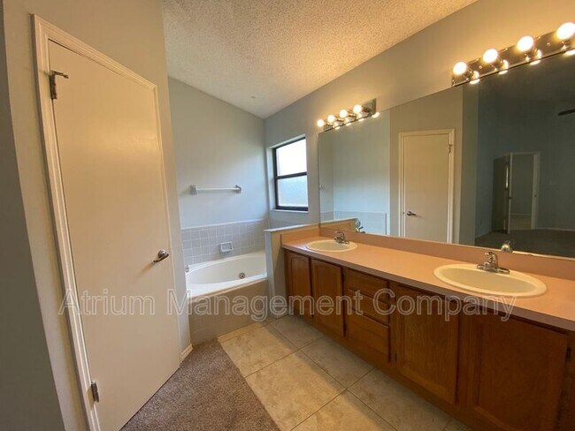 Building Photo - 277 Lakebreeze Cir