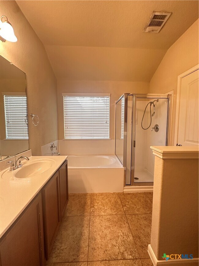 Building Photo - 2020 Meadow View Dr