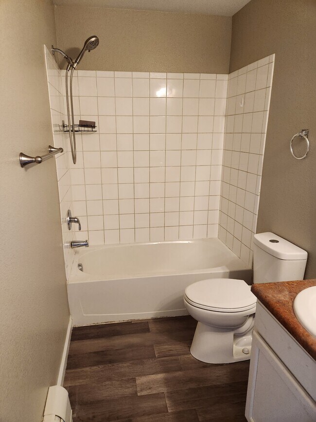 Building Photo - 495 River View Dr