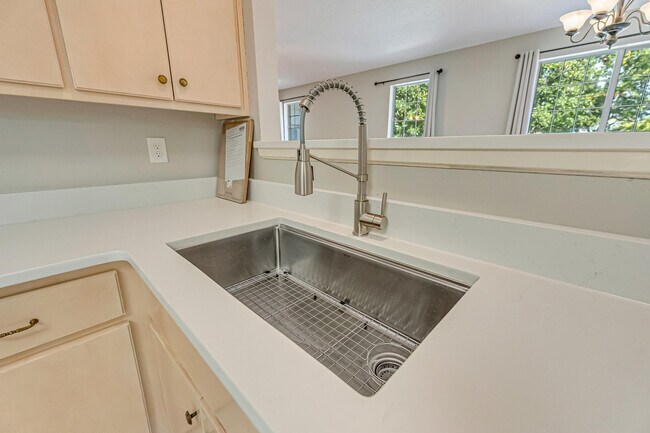 Building Photo - 114 Dana Pointe