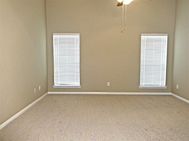 Building Photo - 423 Brushy Glen Dr