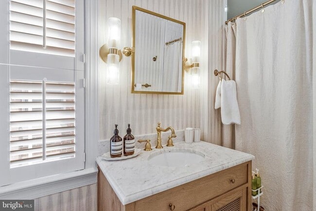 Building Photo - 611 G St SE