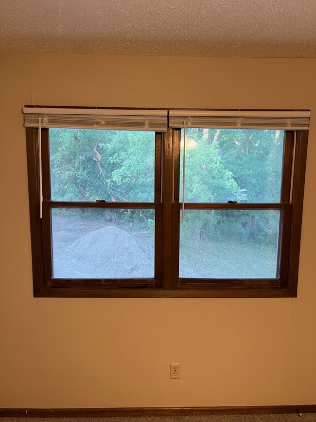 Building Photo - 3 Bedroom Duplex on South Side of Des Moines Available!