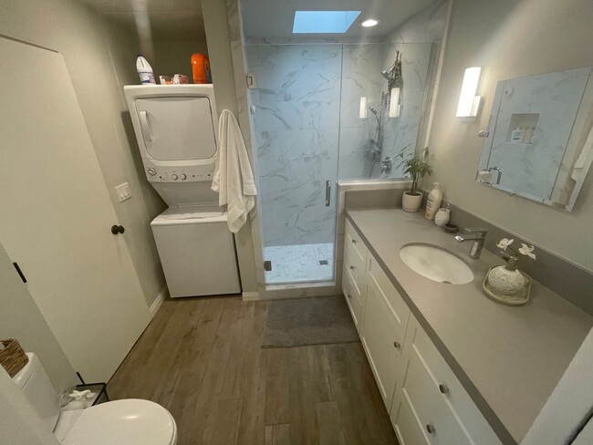 Building Photo - PET FRIENDLY Property! Sunning 1 Bedroom 1...