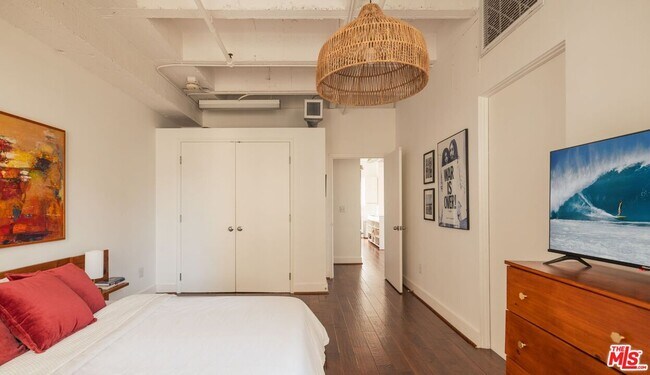 Building Photo - 6253 Hollywood Blvd