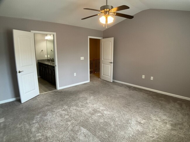 Building Photo - Gorgeous Townhome in Brier Crossings!