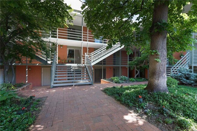 Building Photo - HIGHLY DESIRABLE West Pearl 2 Bed 1 Bath Top Floor Condo-Available August 5th!