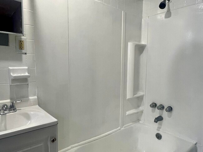 Building Photo - 80 Paterson St