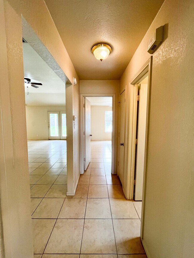 Building Photo - Available NOW!!!! Gorgeous 4 bedroom, 2 ba...