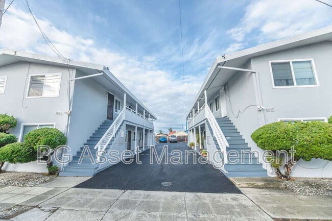 Building Photo - 1875 Powell St