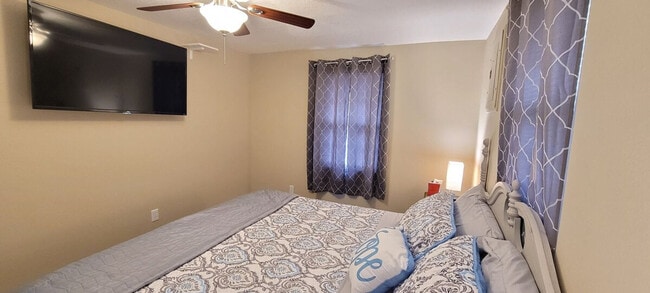 Building Photo - 1106 Fournier Ave