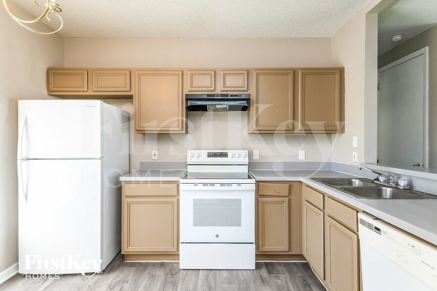 Building Photo - 702 Cotulla Dr