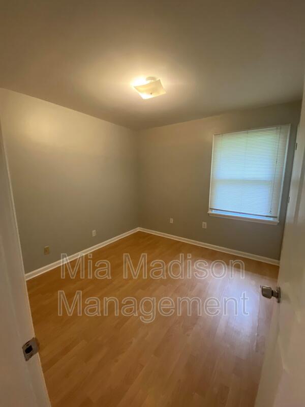 Building Photo - 12 Sheridan Dr
