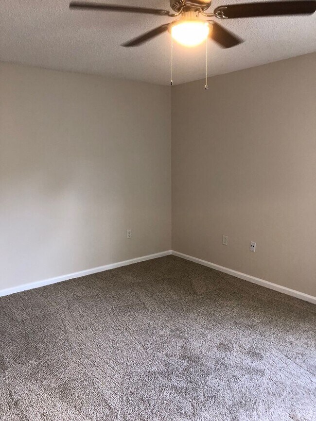 Building Photo - Large 5 Bedroom, 3 Bathroom Single Family ...