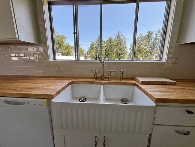 Building Photo - Charming Historic 4-bd Home for Rent – Ful...