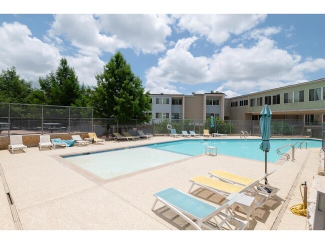 Building Photo - 604 N Bluff Dr