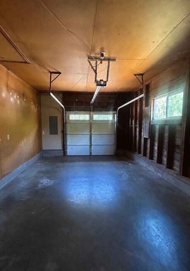 Building Photo - Three Bedroom Home (NE Salem)- W/D Hookup & Fenced Backyard