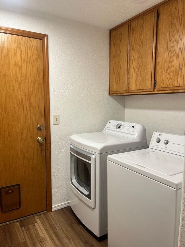Building Photo - 3 Bedroom 2 Bath House